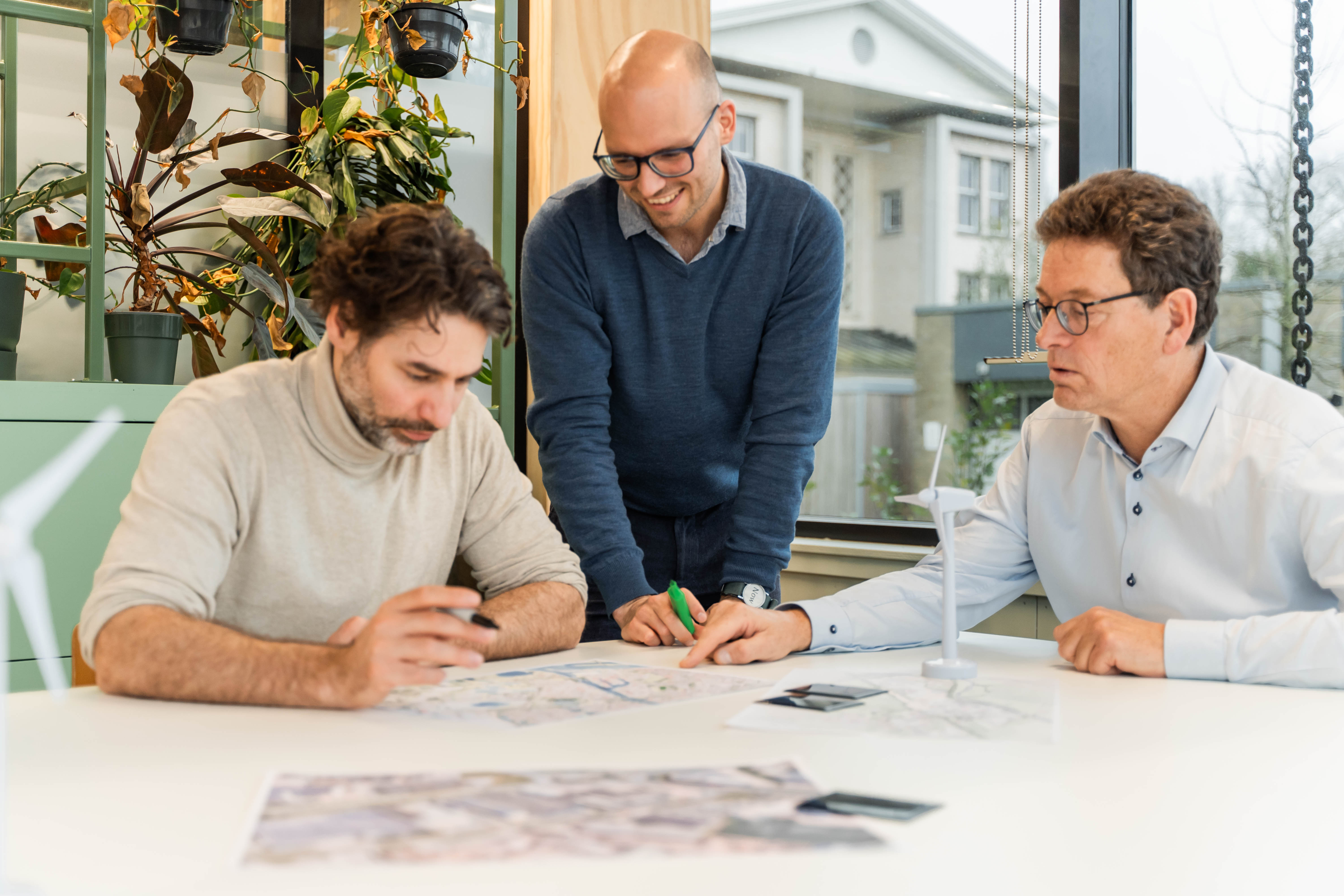 Het team van Endor Energy in overleg over een gebiedskaart